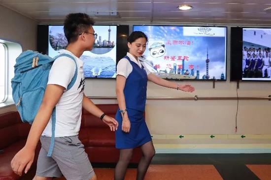 因台风滞日旅客回国后 展开国旗高喊“祖国万岁”