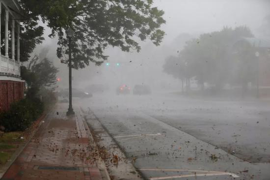  ▲“佛罗伦萨”即将登陆掀起狂风暴雨，纽斯河的河水倒灌淹没街道  图据东方IC