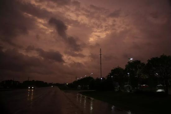▲“佛羅倫薩”逼近美國掀起強風暴雨 圖據東方IC