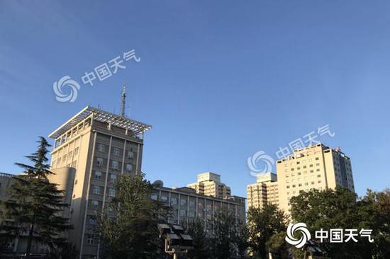今天，北京天空碧空如洗。