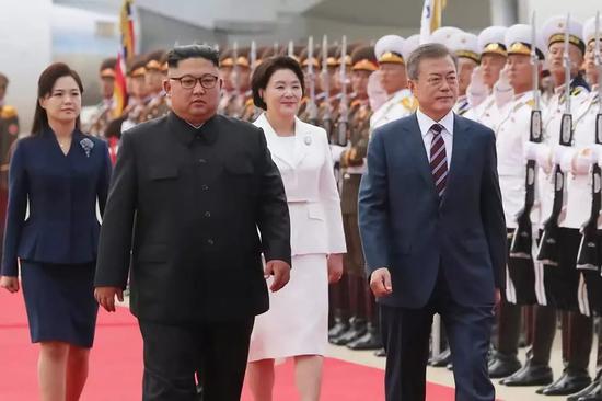 9月18日,韩国总统文在寅(前右)与朝鲜国务委员会委员长金正恩(前左)在