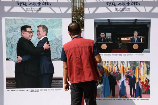  △韩国首尔展出海报涂鸦迎接第三次“文金会”。