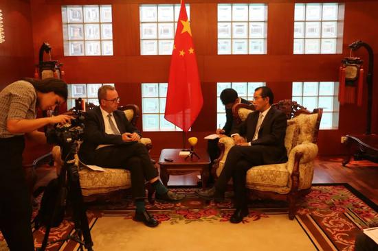 瑞媒称中国游客事件或由中方故意导演 中使馆驳斥