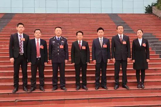  2016年11月，新一届广安区政府班子成员合影，最右为黎永兰。图片来自网络