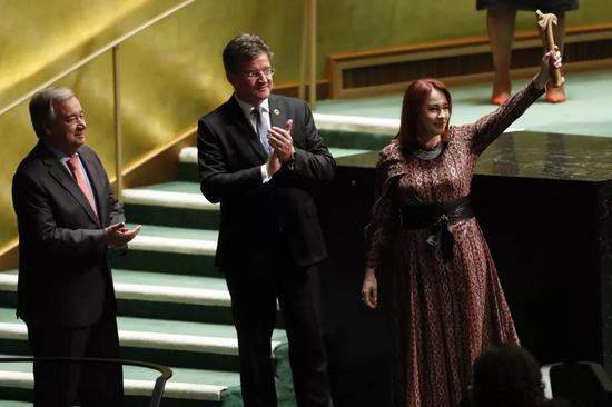 2018年9月17日，在位于纽约的联合国总部，第73届联大主席埃斯皮诺萨（右）举起象征联大主席权力的木槌。新华社记者李木子摄