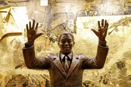 这是2018年9月24日在纽约联合国总部内拍摄的南非前总统曼德拉像。新华社记者李木子摄