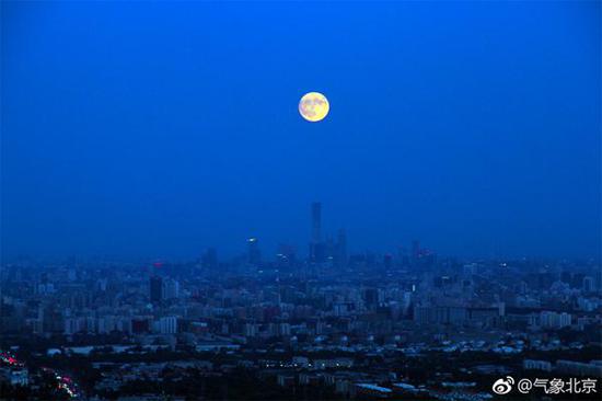 中秋夜，北京圆月高挂。（图片来源@气象北京 摄/王旭）