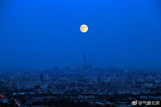 中秋夜,北京圆月高挂。(图片来源@气象北京 摄/王旭)