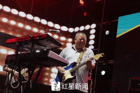 ▲2017年8月5日，2017山东日照海洋音乐节，臧天朔登台演出。 图据东方IC