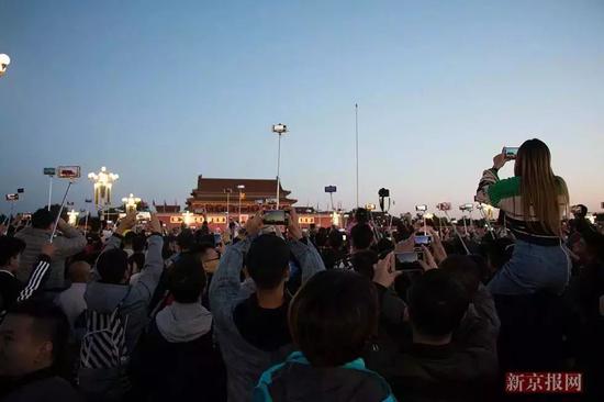 ▲来自祖国各地的14余万群众在天安门广场观看升国旗仪式。