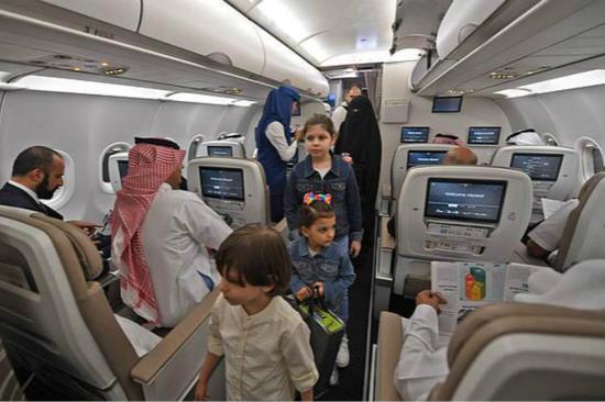 男子身着短裤被禁止登沙特航班 裹上围裙才登机