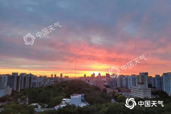 今晨,北京朝霞满天。陈曦 摄