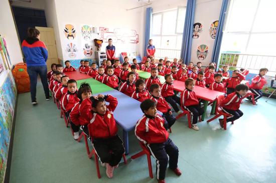 19日,和田市嘉梦幼儿园的小朋友正在上课