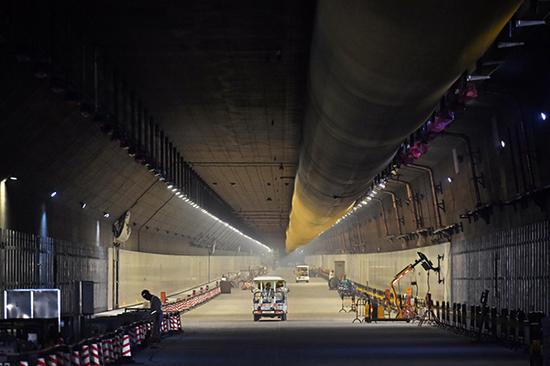 2017年7月5日拍摄的建设中的海底隧道。新华社记者 梁旭 摄