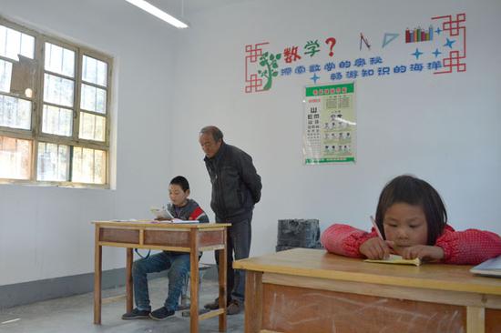 孔文卿老师与同学们 (张珂 摄)