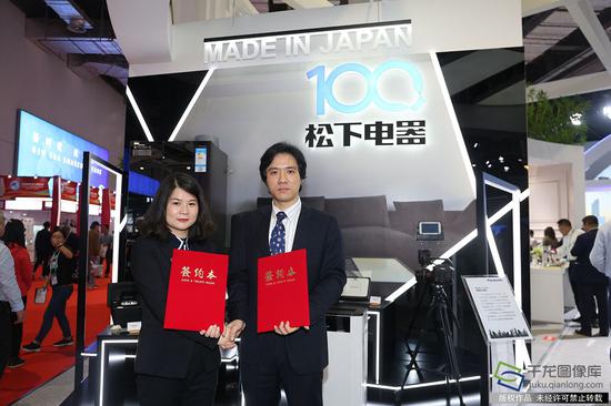 11月7日,聚鲨环球精选在进博会现场与虎牌、松下、米技三大国际品牌正式签约达成深度合作。图为聚鲨环球精选与松下电器签约现场(图片来源:tuku.qianlong.com)。千龙网记者 耿子叶摄