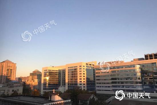 今晨,北京阳光上线,天气晴冷。