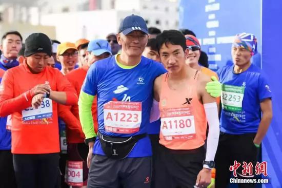 马拉松赛需要每一个跑者承担更多。中新社记者 何蓬磊 摄