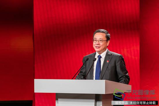 为隆重庆祝改革开放40周年,由北京市委宣传部、市直机关工委、市委教育工委、市委讲师团主办,千龙网、宣讲家网、北京新 媒体集团承办的 “将改革开放进行到底”系列论坛第二场,于11月22日上午9时在北京电视台演播大厅举办。图为北京市委教育工作委员会副书记、北京市教育委员会主任刘宇辉在台上宣讲。图片来源:tuku.qianlong.com)。千龙网记者 宋鹏飞摄