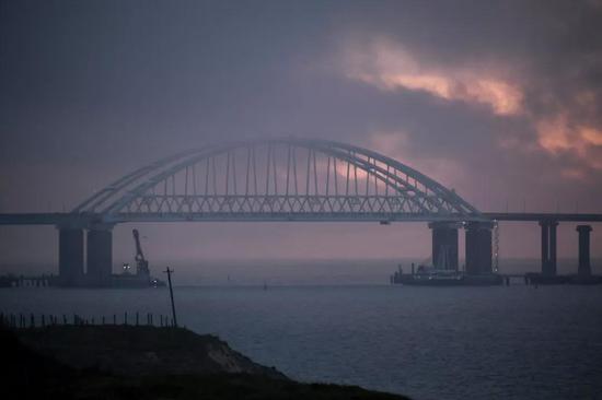 这是11月26日在克里米亚拍摄的刻赤海峡大桥。新华社/美联