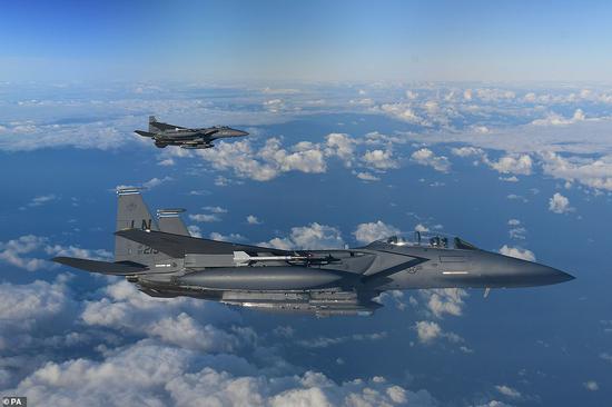 图为参加演习的美军F-15战机。（图源：《每日邮报》）