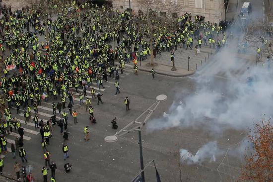 法国爆发第4轮黄背心抗议 警方动用橡皮子弹水炮