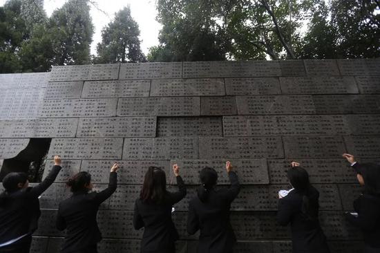 ▲民众祭奠南京大屠杀遇难者。(视觉中国)