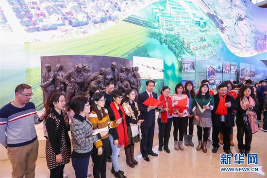 12月14日,北京第二十五中学的老师在国家博物馆朗诵诗歌《小岗村的红手印》。 新华社记者 张玉薇 摄