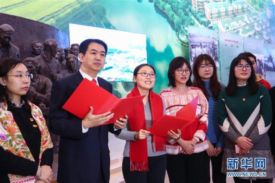 12月14日,北京第二十五中学的老师在国家博物馆朗诵诗歌《小岗村的红手印》。新华社记者 张玉薇 摄
