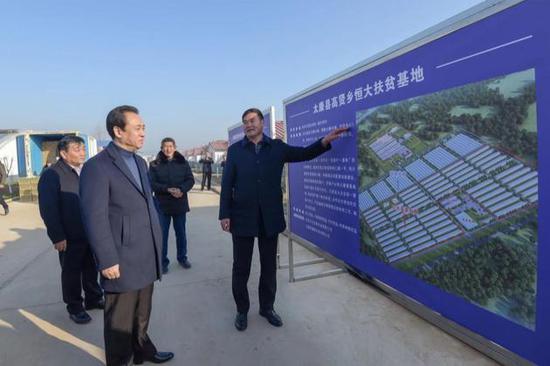 考察現代生態循環農業產業基地。該基地由許家印在2016年捐贈3500萬元建成,共有大棚106棟,已幫助2100多名貧困羣衆實現脫貧。
