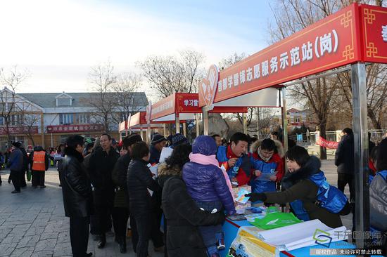 1月4日,北京市委宣传部等部门在延庆区旧县镇文体中心举办2019年北京市文化科技卫生“三下乡”集中示范活动。图为活动现场为农民群众发放科普材料(图片来源:tuku.qianlong.com)。千龙网记者 张亚亚摄