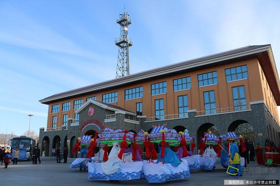 1月4日,北京市委宣传部等部门在延庆区旧县镇文体中心举办2019年北京市文化科技卫生“三下乡”集中示范活动。图为活动现场划旱船表演(图片来源:tuku.qianlong.com)。千龙网记者 张亚亚摄