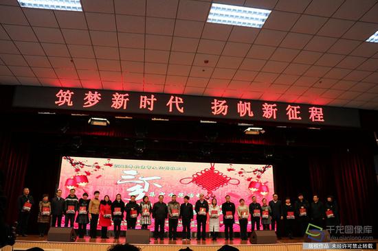 1月4日,北京市委宣传部等部门在延庆区旧县镇文体中心举办2019年北京市文化科技卫生“三下乡”集中示范活动。图为活动现场嘉宾为延庆区18个乡镇街道新时代文明实践所发放“三下乡”春节吉祥礼包(图片来源:tuku.qianlong.com)。千龙网记者 张亚亚摄