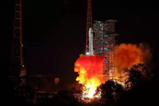▲2018年12月8日2時23分,我國在西昌衛星發射中心用長征三號乙運載火箭成功發射嫦娥四號探測器,開啓了月球探測的新旅程。(新華社)