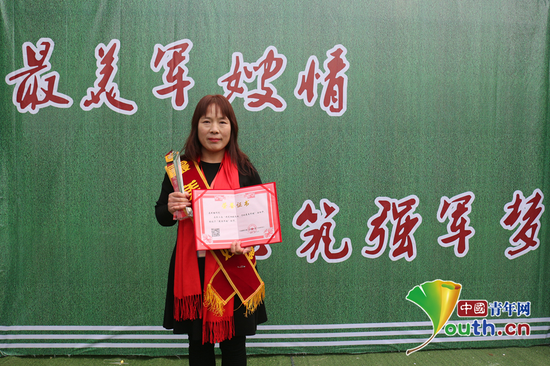 马术梅获得第二届“共筑钢铁长城 寻找最美军嫂”活动“最美军嫂”荣誉称号。中国青年网记者 叶婉莹 摄