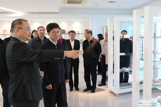 1月18日至19日,中共中央台办、国务院台办副主任裴金佳赴福建走访慰问台胞台企,与台商、台青和台籍师生座谈交流。图为裴金佳走访慰问台企。(中国台湾网 汪明珠 摄)