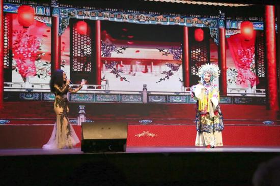 一曲《梨花颂+雪绒花》将我国传统京剧与西方现代歌曲完美融合