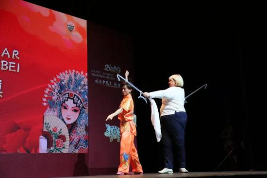 观众向来自天津的武术冠军学习武术技巧