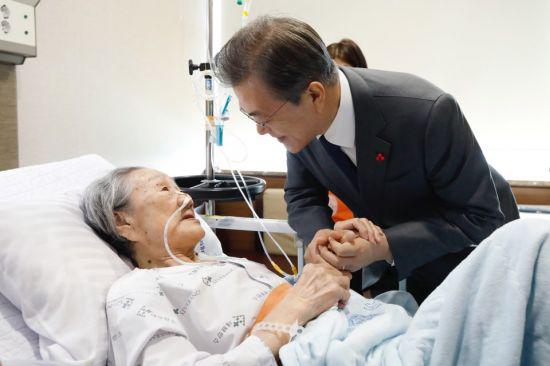 文在寅前往医院,看完金福童老奶奶。(《国民日报》)