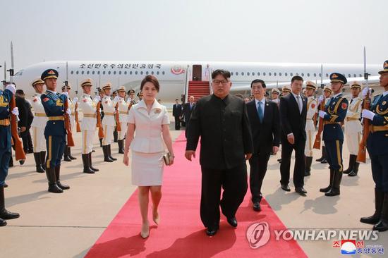 1548724871800965.jpg 金正恩夫妇乘坐“苍鹰一号”抵达中国机场。(朝中社)