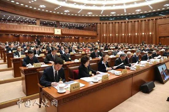 ▲1月29日下午,十三届全国人大常委会第八次会议举行第一次全体会议。(中国人大网)