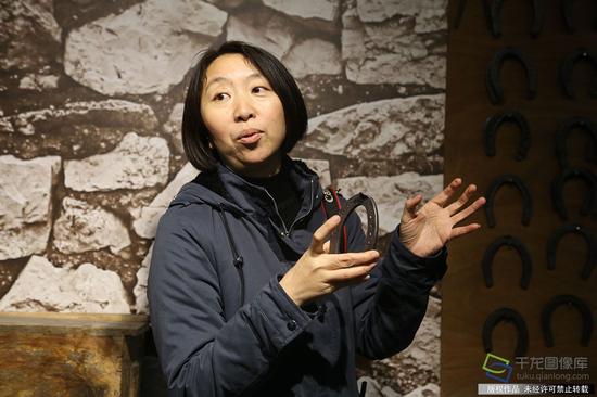 图为水峪嘴村相关工作人员介绍古道博物馆展品(图片来源:tuku.qianlong.com)。千龙网记者 耿子叶摄