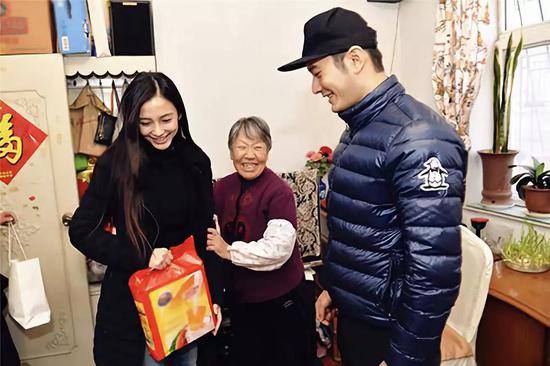 黄晓明夫妇带着礼包回山东探望亲人。 图 / 网络