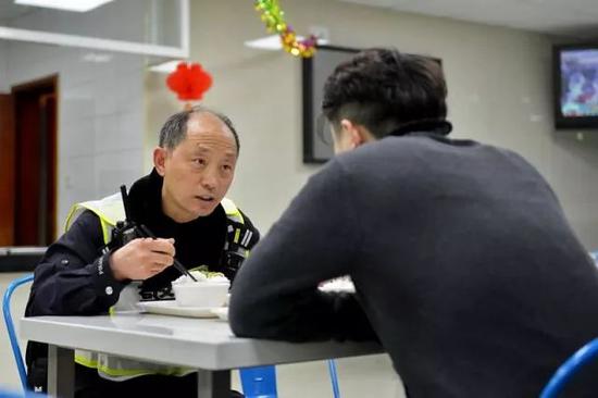 节日期间加班,只有在吃饭时父子才有时间相聚 徐汇警方供图