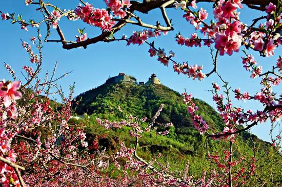 平谷丫髻山春景。丫鬟山庙会是中国北方地区四大庙会之一。庙会是中国民间广为流传的一种传统民俗活动,一般在农历新年、元宵节、二月二龙抬头等节日举行。