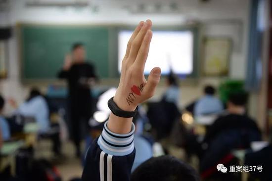 ▲2018年12月25日,北京市海淀寄读学校的学生在课堂上举手提问。新京报记者 吴江 摄