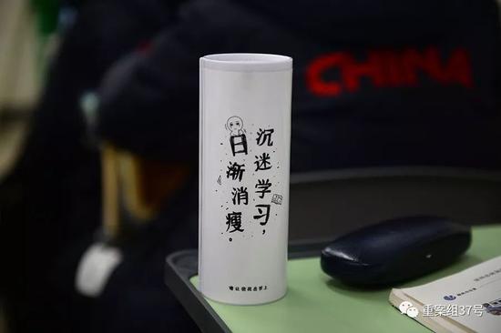 ▲北京市海淀寄读学校的学生放在课桌上的水杯。新京报记者 吴江 摄