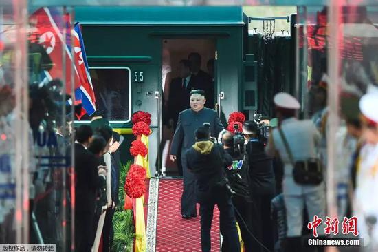 当地时间2月26日早晨,越南同登火车站,朝鲜最高领导人金正恩步出专列。