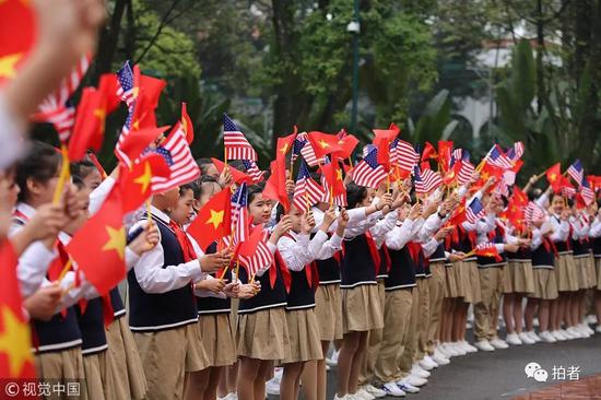 在美国总统川普抵达越南主席府之前，越南儿童挥舞着两国国旗。