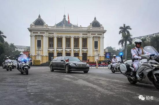 当地时间2月26日,越南河内,金正恩的车队驶向下榻的美利亚酒店。
